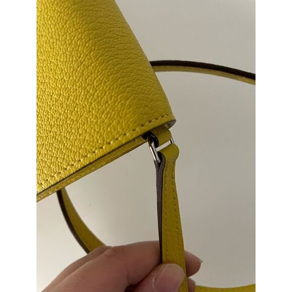 Hermes Cinhetic To Go Shoulder Bag in Yellow Leather - Picture 3 of 12